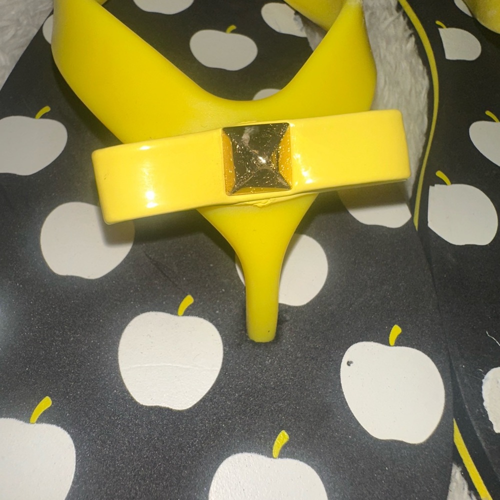 NWOT KATE SPADEY yellow Apple-Print Flip Flops - Picture 5 of 6